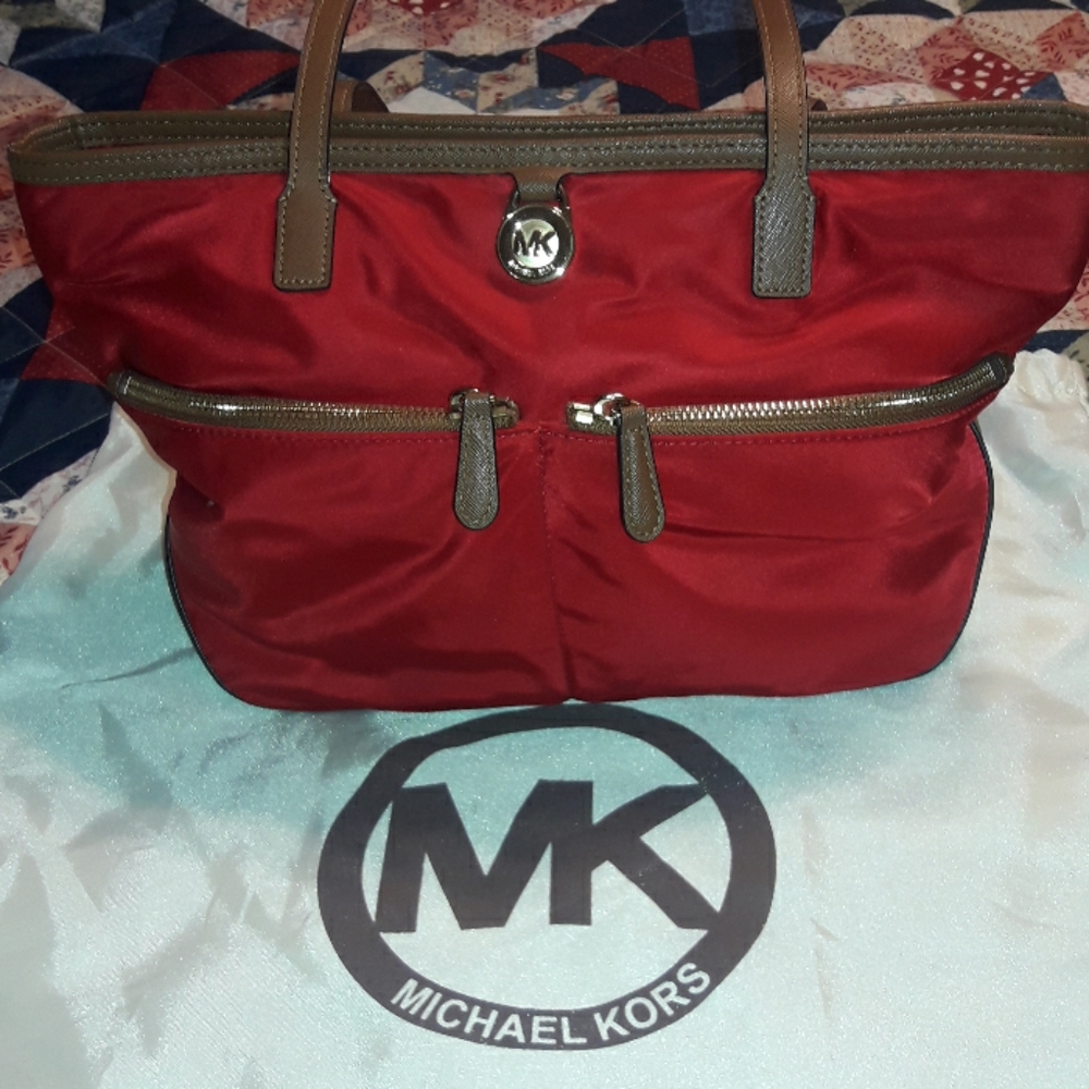 MICHAEL KORS MED KEMPTON NYLON TOTE